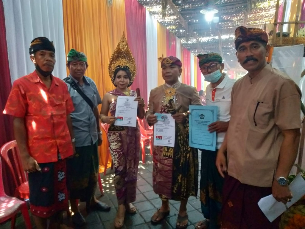 Dalung Smartvillage serahkan KK Baru, Akta Perkawinan dan (KTP) Baru di Banjar Kwanji, Dalung